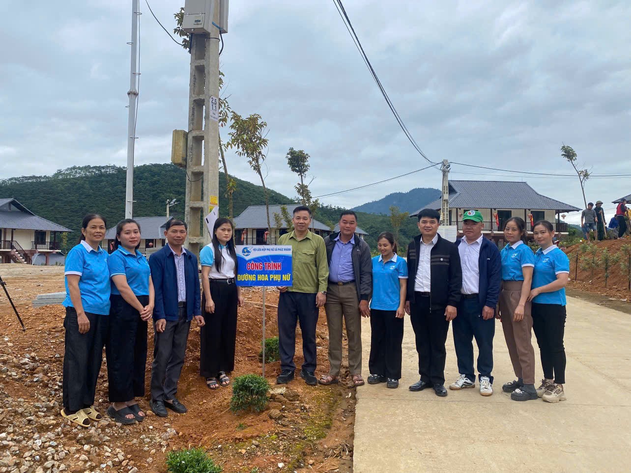 Hội LHPN xã Phúc Khánh gắn biển công trình &quot;Đường hoa phụ nữ&quot;- Ảnh: Hội LHPN xã Phúc Khánh