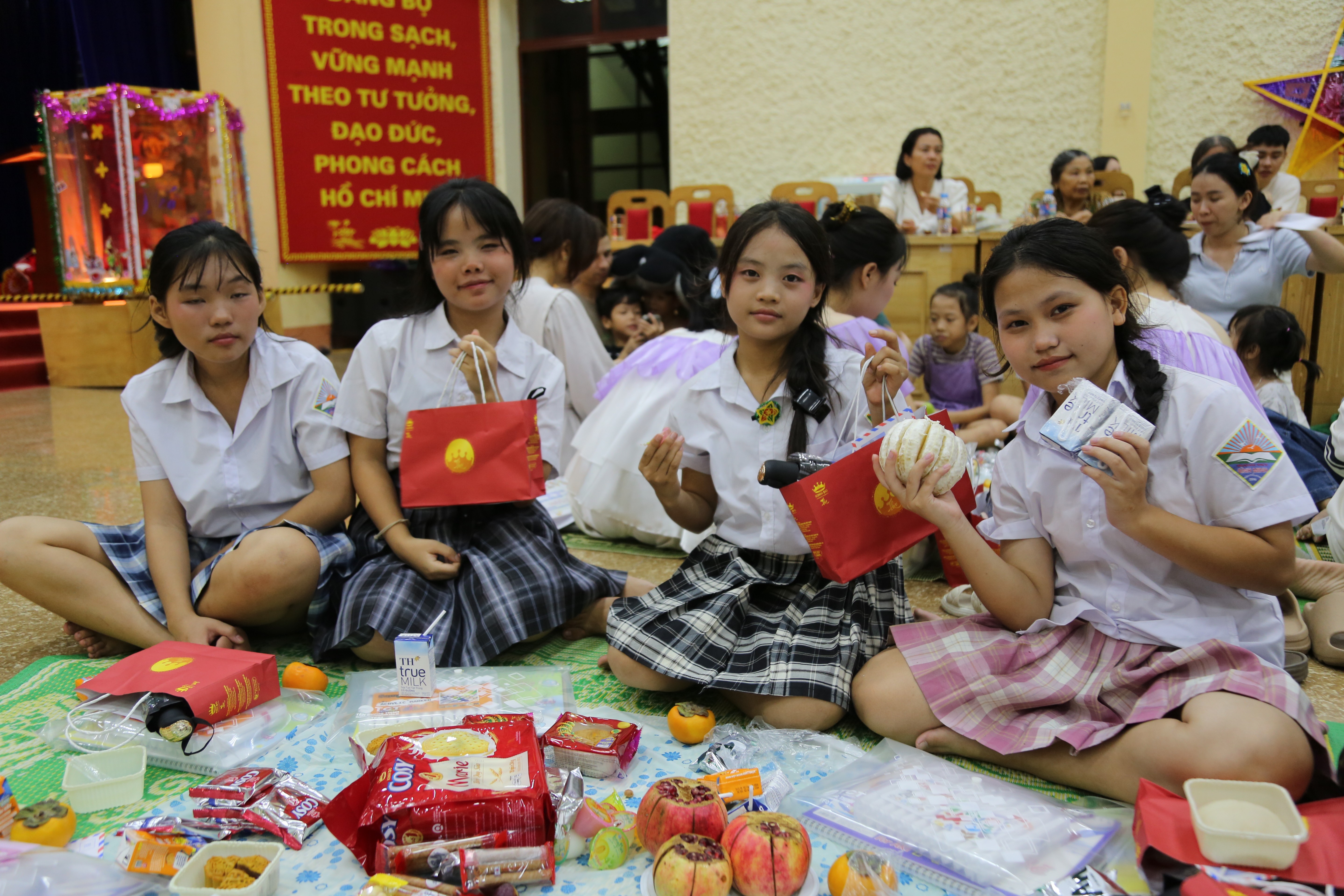 Trẻ em Trung tâm Công tác xã hội và Bảo trợ xã hội số 2 tỉnh Lào Cai vui liên hoan. cici4385.jpg