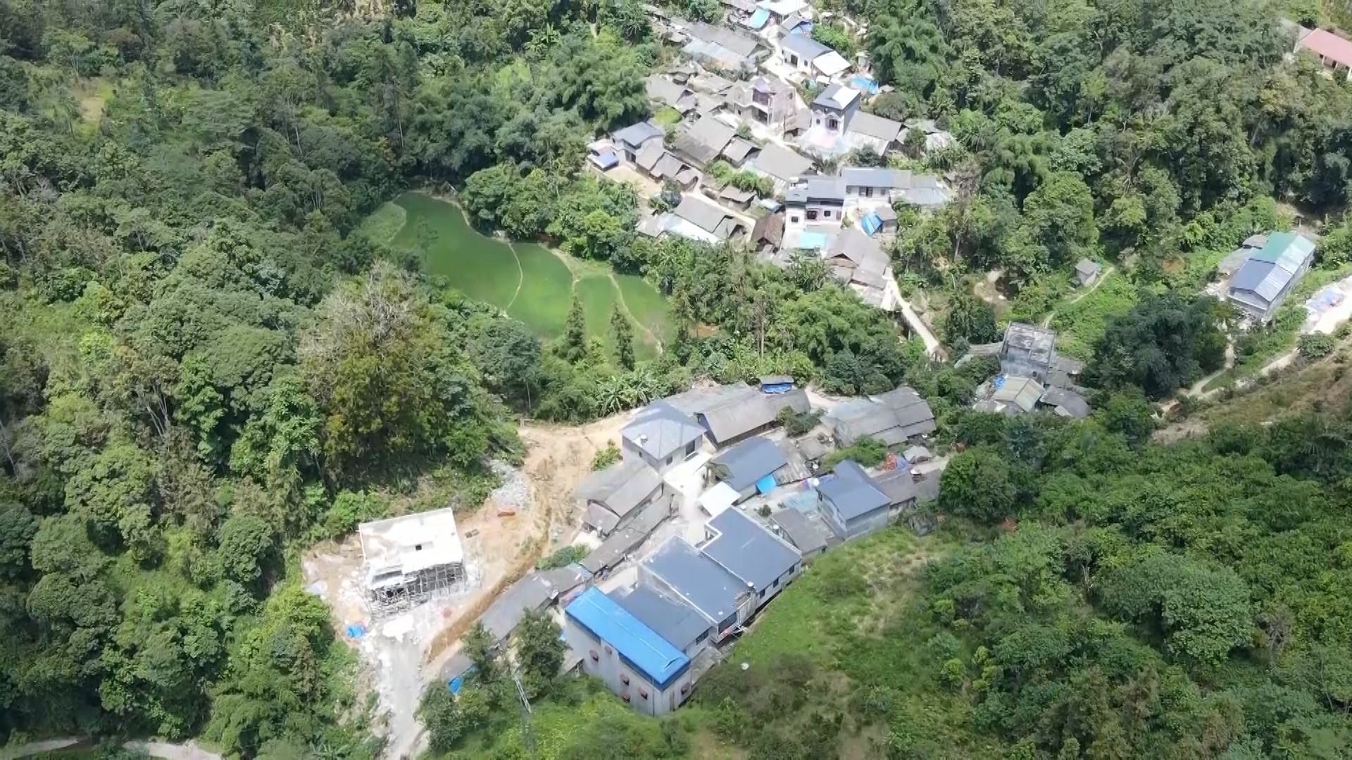 Bản làng ngày càng phát triển, giàu đẹp. hieu-luattttt.jpg