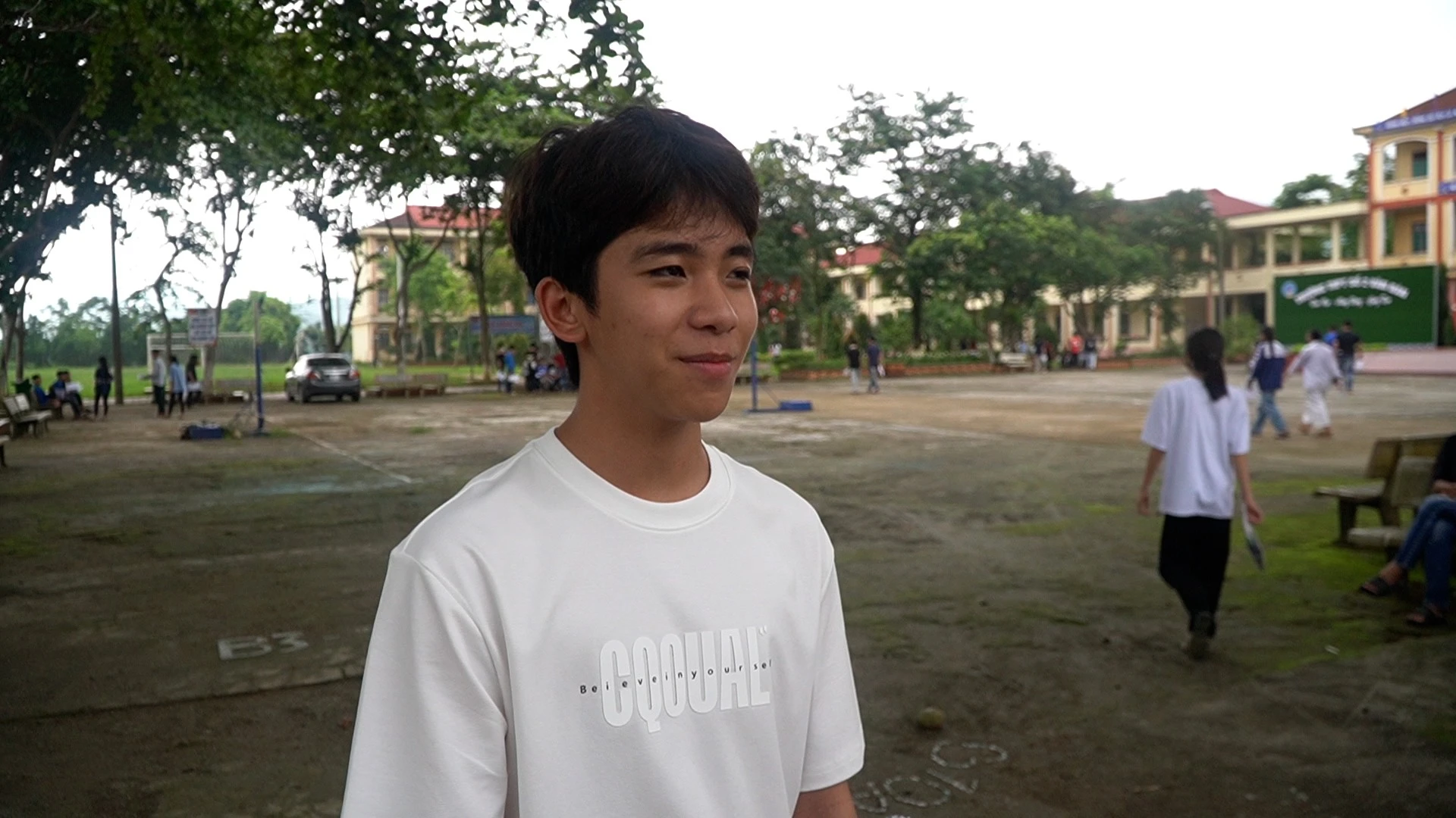 Thí sinh Nguyễn Đức Tiến tự tin bước vào buổi thi cuối.