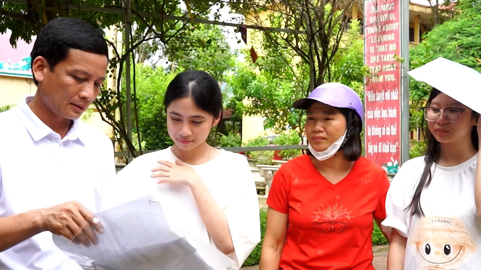 Phụ huynh cùng các thí sinh trao đổi sau giờ thi môn đầu tiên.