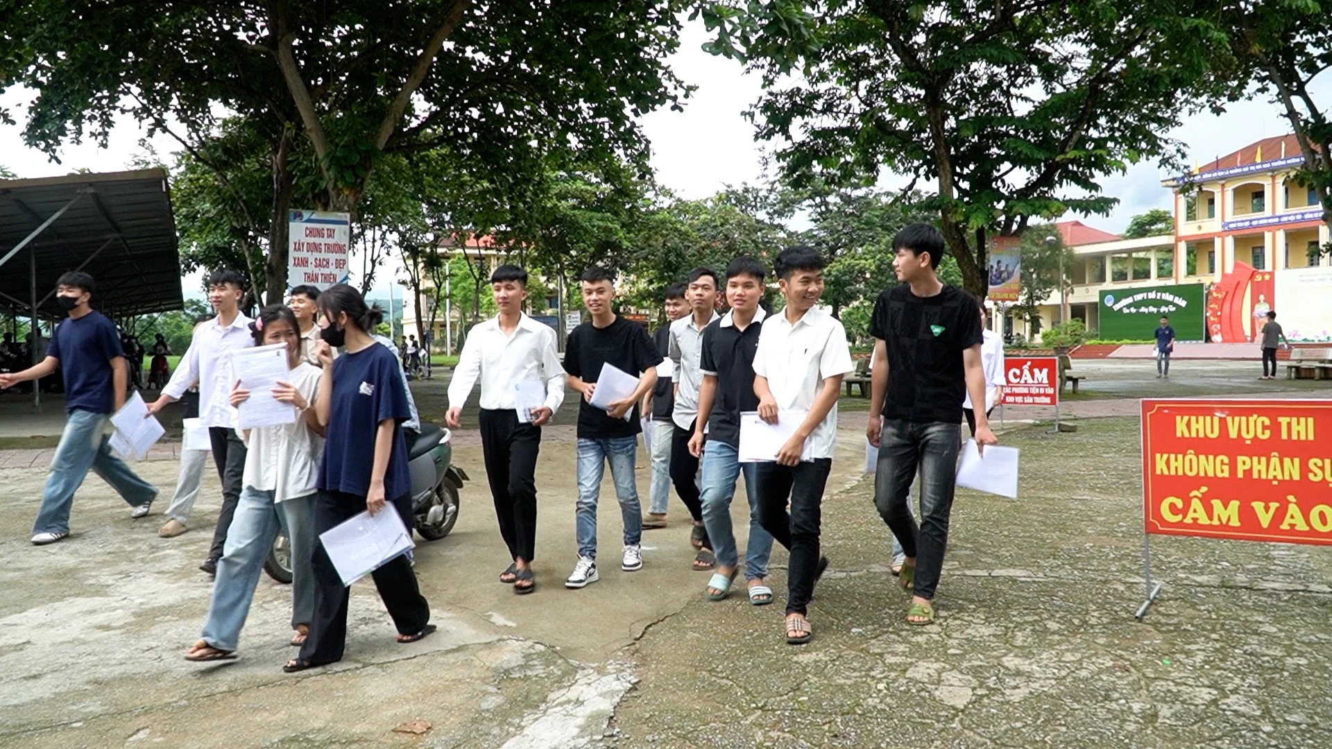 Thí sinh phấn khởi sau khi hoàn thành môn thi đầu tiên.