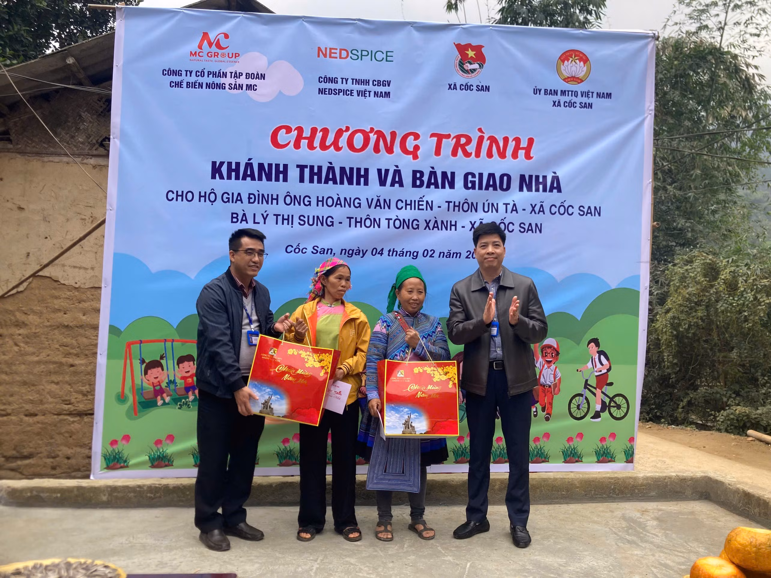 Đảng ủy, UBND xã Cốc San tặng quà Tết cho 2 hộ gia đình.