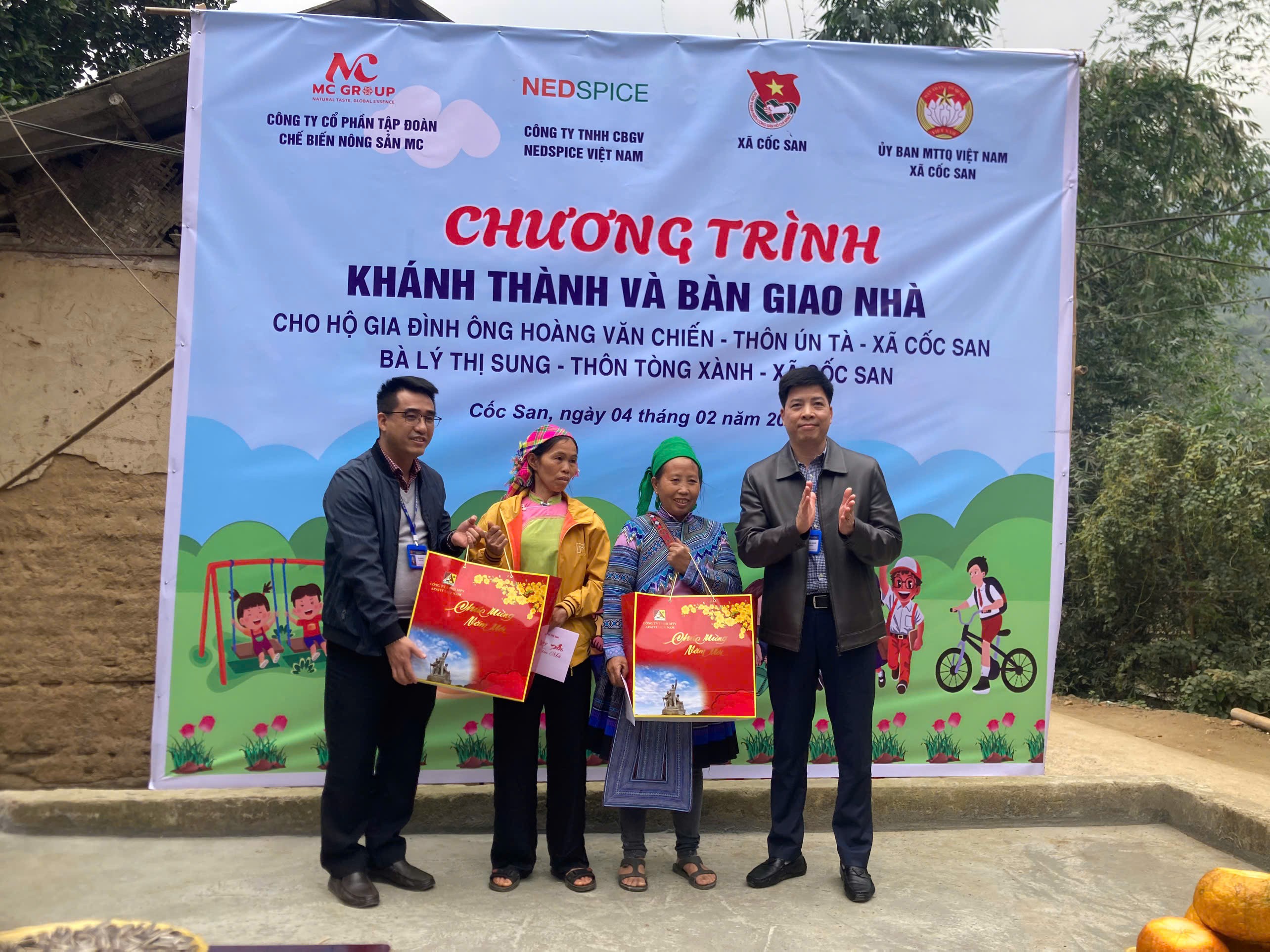 Đảng ủy, UBND xã Cốc San tặng quà Tết cho 2 hộ gia đình.