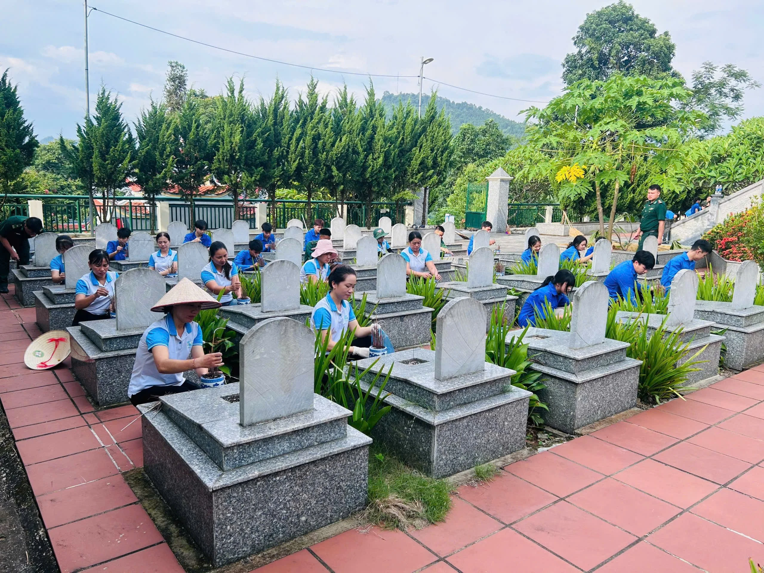 Hội viên phụ nữ xã Bản Lầu chăm sóc, dọn vệ sinh nghĩa trang liệt sĩ.