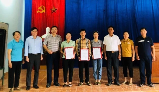 Thường trực Đảng ủy, lãnh đạo Ban Xây dựng Đảng dự sinh hoạt chi bộ và trao Quyết định chuyển đảng chính thức tại Chi bộ Tổng Vương, - Ảnh: Thúy Quỳnh