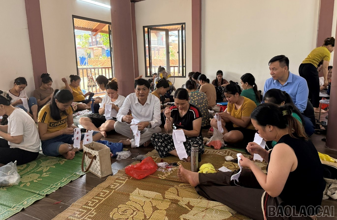 Thường trực Đảng ủy thăm lớp thêu thủ công tại Làng Nủ. - Ảnh: Thúy Quỳnh
