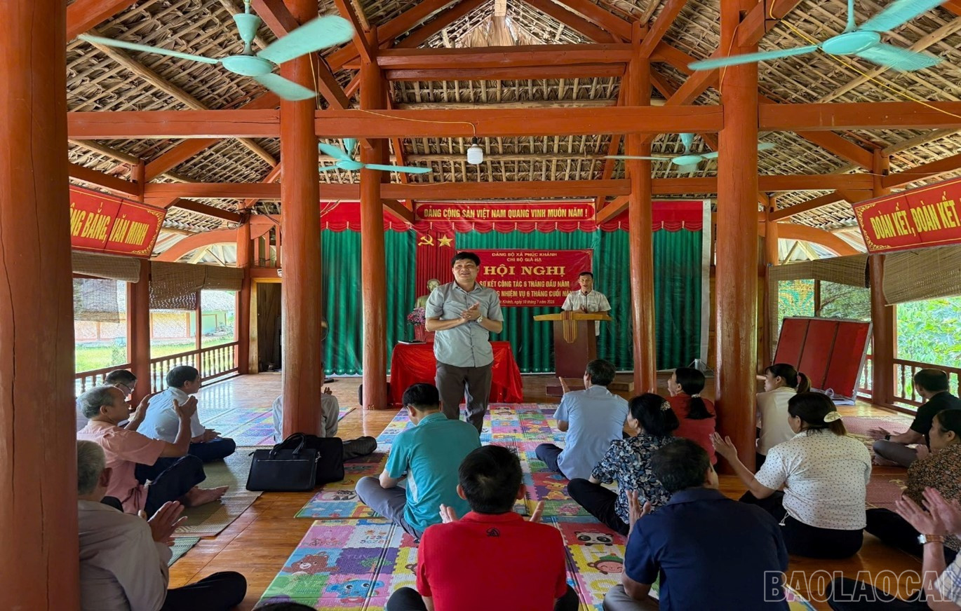 Đồng chí Hoàng Quốc Hùng - Bí thư Đảng ủy, Chủ tịch HĐND xã dự sinh hoạt tại Chi bộ Già Hạ Ảnh: Thúy Quỳnh