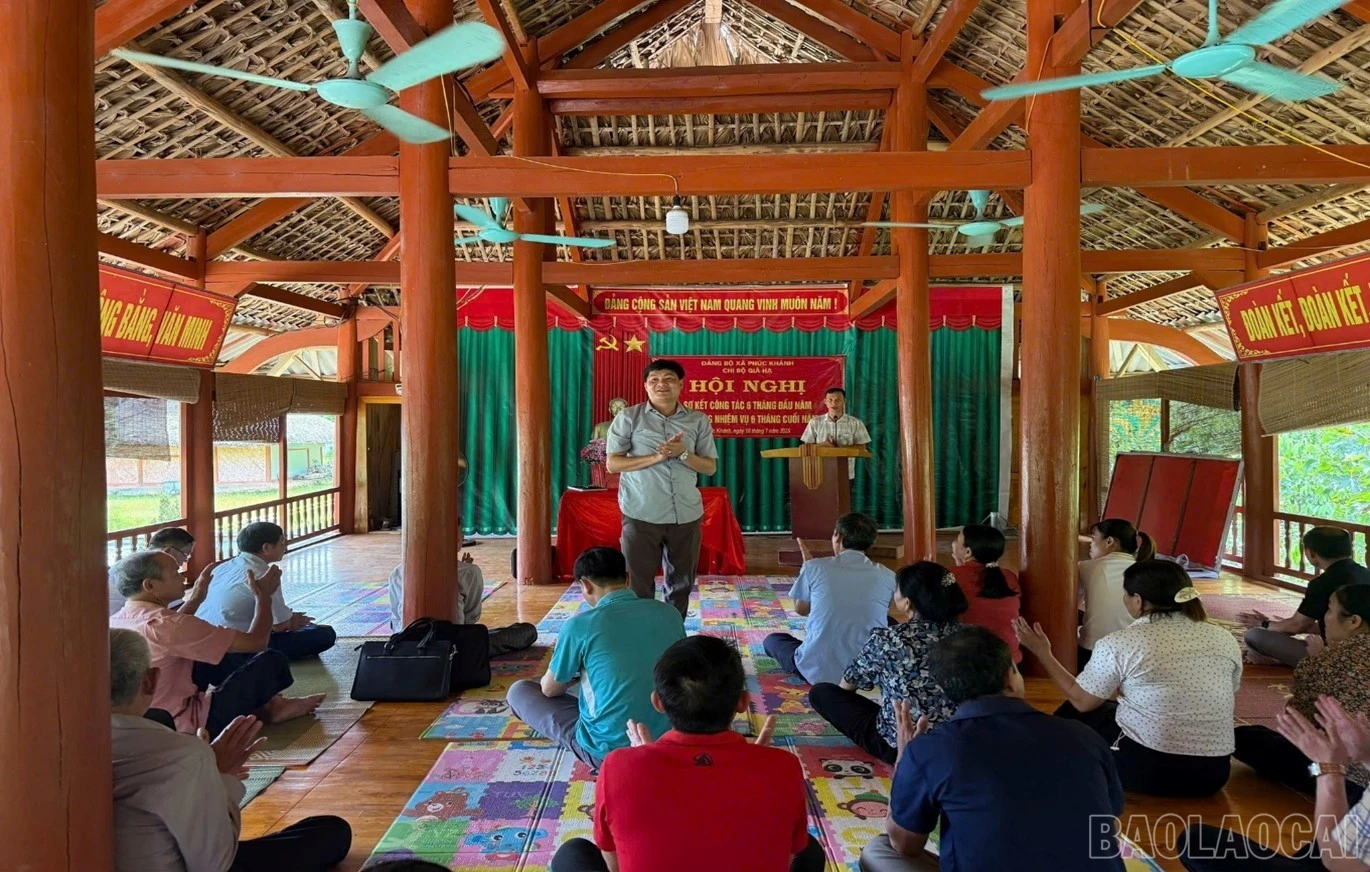 Đồng chí Hoàng Quốc Hùng - Bí thư Đảng ủy, Chủ tịch HĐND xã dự sinh hoạt tại Chi bộ Già Hạ Ảnh: Thúy Quỳnh