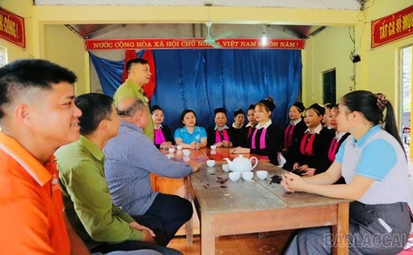 Đồng chí Phạm Anh Tuấn - Phó Bí thư Thường trực Đảng ủy tuyên truyền chủ trương, ý nghĩa, tiêu chuẩn và quy trình kết nạp đảng viên, đồng thời hướng dẫn, giúp đỡ 2 quần chúng ưu tú hoàn thiện hồ sơ, kê khai lý lịch đảng viên tại thôn Làng Đẩu.