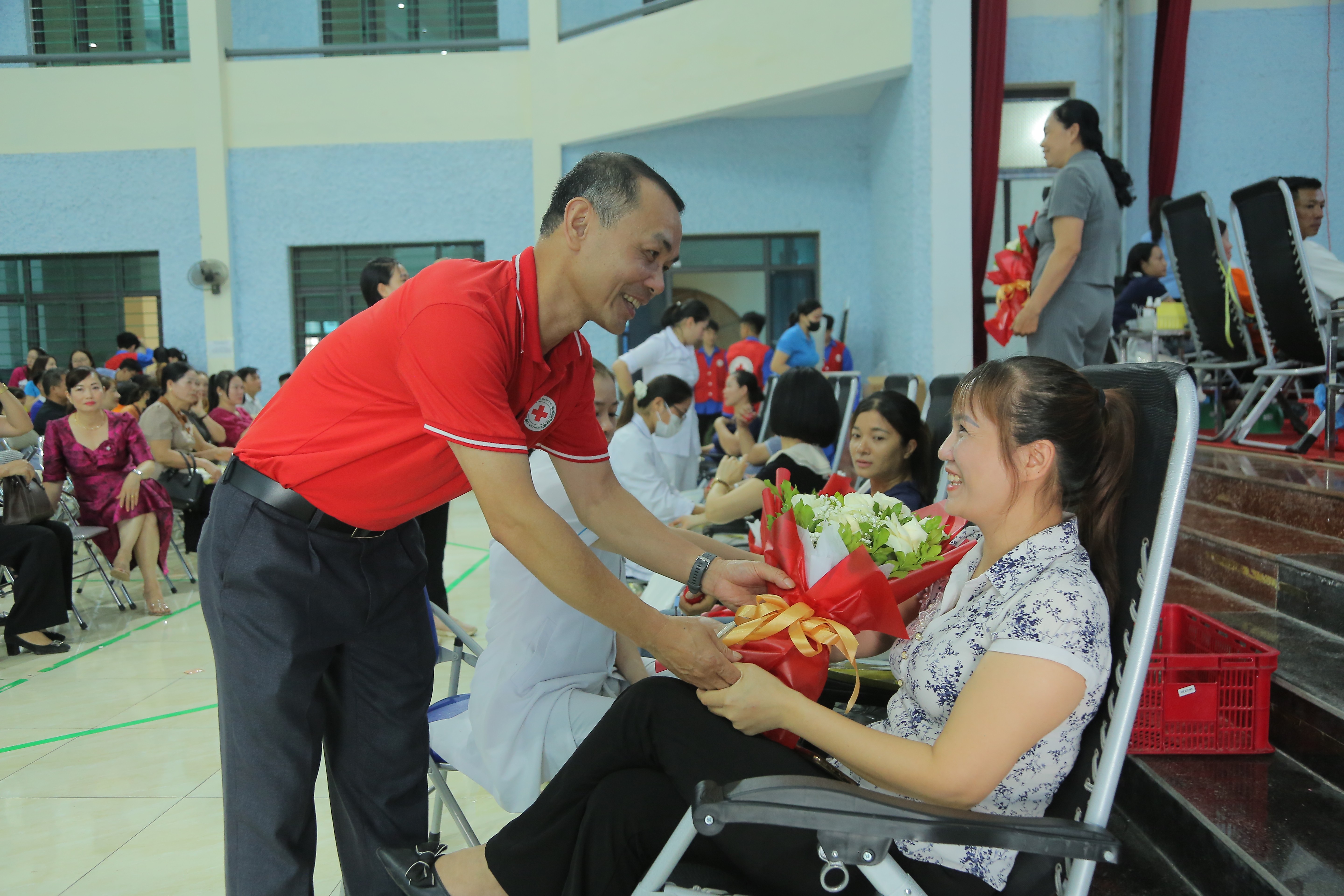 Ông Vũ Viết Trường, Chủ tịch Hội Chữ thập đỏ tỉnh tặng hoa tình nguyện viên tham gia hiến máu tại ngày hội. cici9784.jpg