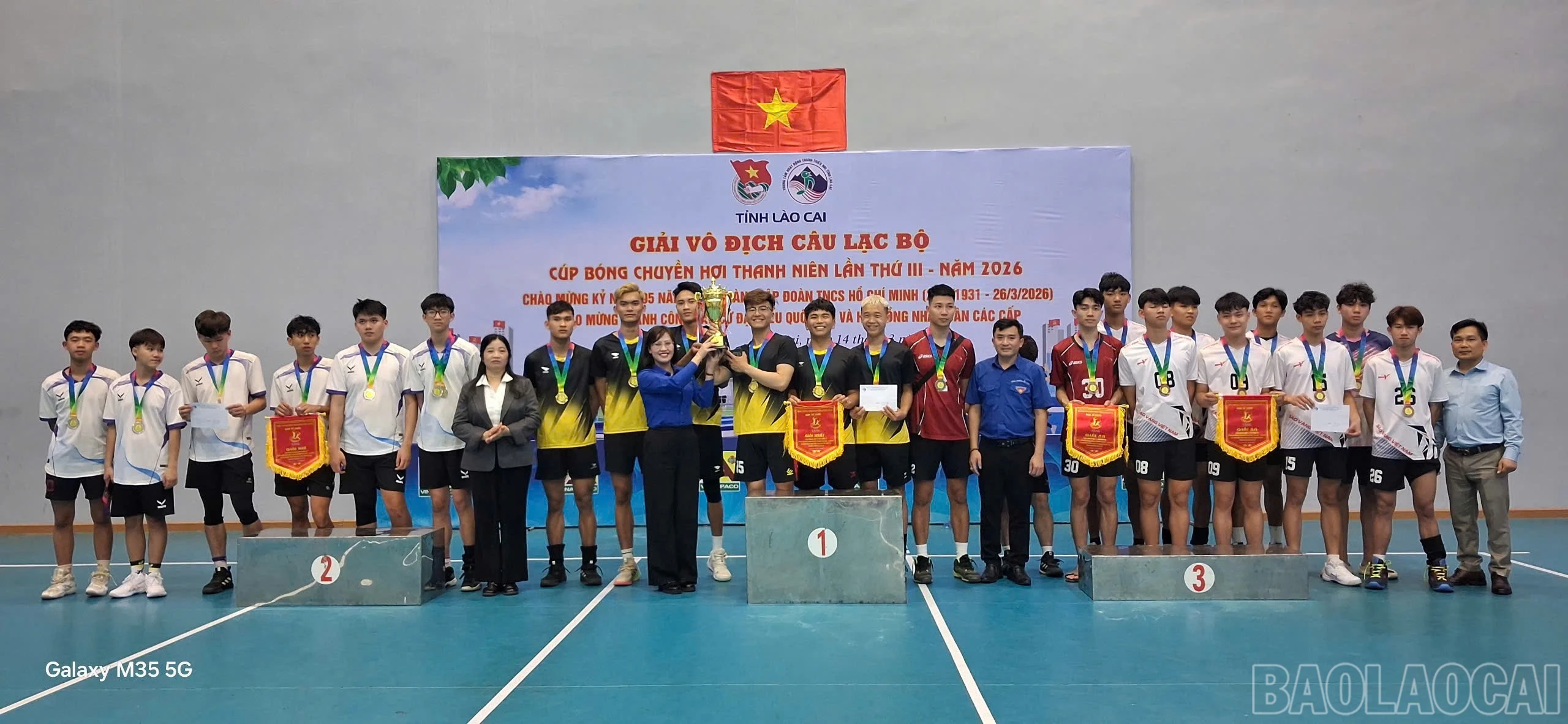 Ban tổ chức trao giải cho các đội thi. - Ảnh: Hồng Phúc (Trung tâm hoạt động Thanh thiếu nhi tỉnh)