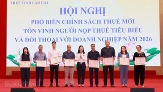 Tôn vinh người nộp thuế tiêu biểu và đối thoại với hơn 400 doanh nghiệp, hợp tác xã