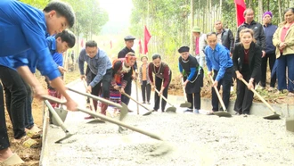 Xã Mậu A ra quân làm đường chào mừng Đại hội đại biểu toàn quốc lần thứ XIV của Đảng