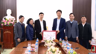 Phó Chủ tịch Thường trực UBND tỉnh Nguyễn Thế Phước thăm và chúc Tết các đơn vị dịch vụ công ích