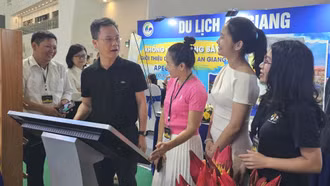 Thường trực UBND tỉnh thăm, kiểm tra không gian trưng bày của tỉnh tại Hội chợ mùa Thu 2025