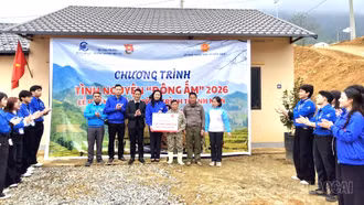 Bàn giao công trình "Thắp sáng bản em” tại xã Dền Sáng