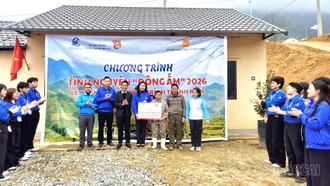 Bàn giao công trình "Thắp sáng bản em” tại xã Dền Sáng