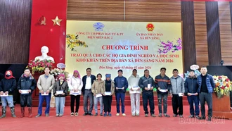 Nhiều phần quà Tết được trao cho người nghèo, đối tượng chính sách