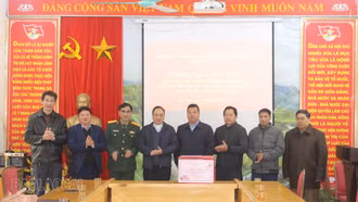 Chủ tịch MTTQ Việt Nam tỉnh thăm, tặng quà một số xã và gia đình người có công tại thị xã Sa Pa