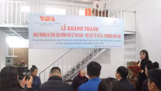 Bàn giao nhà cho vợ liệt sỹ