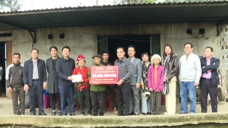 Trao “mái ấm quê hương” cho gia đình khó khăn ở thôn Xéo Tả 2, xã Hợp Thành