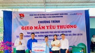 Đoàn Thanh niên Tổng công ty Viễn thông MobiFone bàn giao công trình khắc phục hậu quả bão Yagi