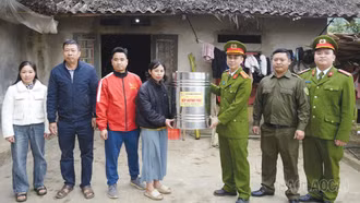 Công an xã Đông Cuông hỗ trợ lắp đặt 5 bộ bếp nóng lạnh đun củi