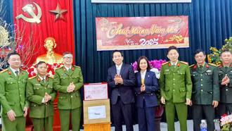 Trưởng Ban Tuyên giáo Tỉnh ủy Dương Đức Huy thăm, tặng quà một số đơn vị lực lượng vũ trang tỉnh làm nhiệm vụ trực Tết