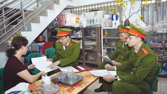 Công an xã tuyên truyền, cảnh báo người dân không để tội phạm lừa đảo lợi dụng.