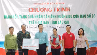 Trưởng Ban Dân vận Trung ương thăm hỏi, tặng quà người dân bị thiệt hại tại Bắc Hà