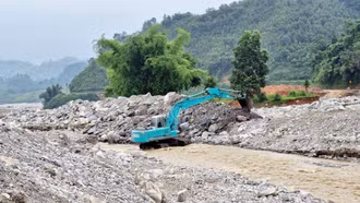 Khẩn trương nạo vét, khơi thông dòng chảy suối Nà Lặc (xã Trịnh Tường)