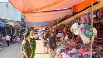 Công an xã Mường Hum chấn chỉnh tình trạng lấn chiếm hành lang, vỉa hè, đảm bảo trật tự an toàn giao thông