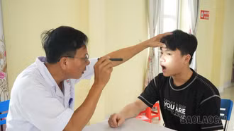 Các công dân được kiểm tra răng.