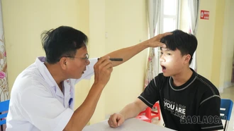 Các công dân được kiểm tra răng.