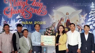 Phó Bí thư Tỉnh ủy, Chủ tịch Ủy ban MTTQ tỉnh Giàng Thị Dung thăm, tặng quà chúc mừng các giáo xứ, điểm nhóm Tin Lành nhân dịp Giáng sinh