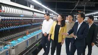 Phó Bí thư Tỉnh ủy, Chủ tịch Ủy ban MTTQ Việt Nam tỉnh Giàng Thị Dung thăm Nhà máy ươm se tơ tại xã Trấn Yên