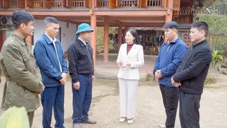 Bà Hứa Thị Chiên - Phó Bí thư Thường trực Đảng ủy xã Cảm Nhân trao đổi việc quán triệt, triển khai nghị quyết Đại hội XIV của Đảng với Chi bộ thôn Nà Đình.