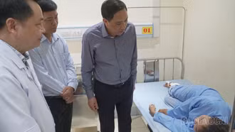 Đồng chí Hoàng Giang, Phó Bí thư Thường trực Tỉnh ủy Lào Cai thăm hỏi, chia buồn với gia đình có người bị nạn trong vụ sạt lở đất tại thôn Khe Qué, xã Xuân Ái