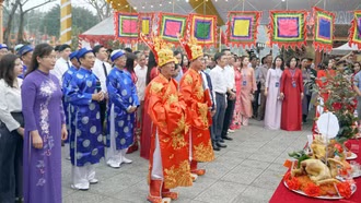 Nghi lễ dâng hương Thánh Mẫu Linh Từ tại Lễ hội Đền Mẫu Nam Cường.