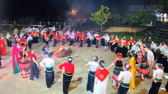 Xã Liên Sơn thường xuyên tổ chức các buổi giao lưu văn nghệ giữa các thôn. Trong ảnh Nhân dân các dân tộc trên địa bàn tay trong tay trong điệu Xòe Thái.