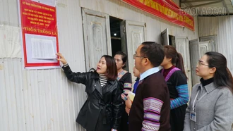 Lãnh đạo xã Khao Mang kiểm tra công tác chuẩn bị bầu cử tại thôn Chống Là.