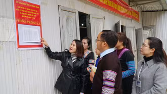 Lãnh đạo xã Khao Mang kiểm tra công tác chuẩn bị bầu cử tại thôn Chống Là.