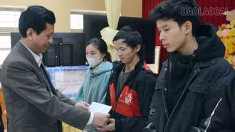 Trao 225 suất quà cho hộ nghèo, cận nghèo xã Mỏ Vàng