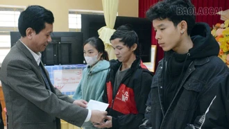 Trao 225 suất quà cho hộ nghèo, cận nghèo xã Mỏ Vàng