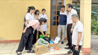 Đoàn kiểm tra công tác chuẩn bị trang thiết bị, thuốc, vật tư, hóa chất xử lý môi trường tại Trạm Y tế Thịnh Hưng.