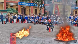 Giáo viên và học sinh được hướng dẫn cách sử dụng bình chữa cháy.