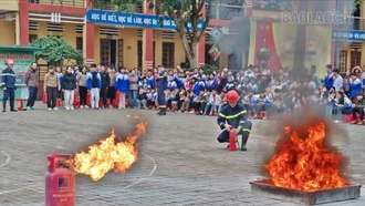 Giáo viên và học sinh được hướng dẫn cách sử dụng bình chữa cháy.