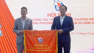 Hội Nhà báo tỉnh Lào Cai trao cờ luân lưu Cụm trưởng Cụm thi đua năm 2026 cho Hội Nhà báo tỉnh Cao Bằng.