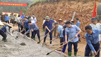 Phó Bí thư Tỉnh ủy Nguyễn Thế Phước dự Lễ phát động ra quân làm đường giao thông nông thôn tại xã Hưng Khánh 